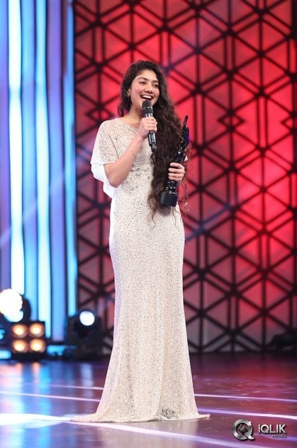 Sai-Pallavi-at-Filmfare-Awards-2016